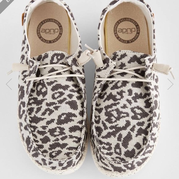 Brand New Hey Dude Shoes Womens Size 1 